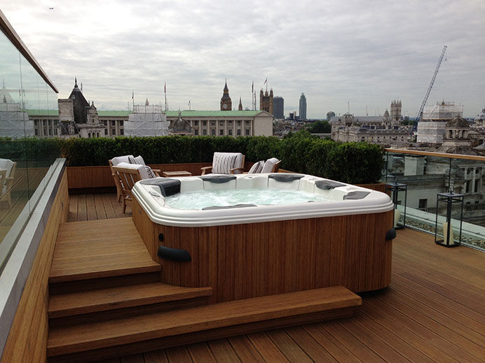 Garden roof-top design and build London Decorum . London モダンな スパ 無垢材 多色