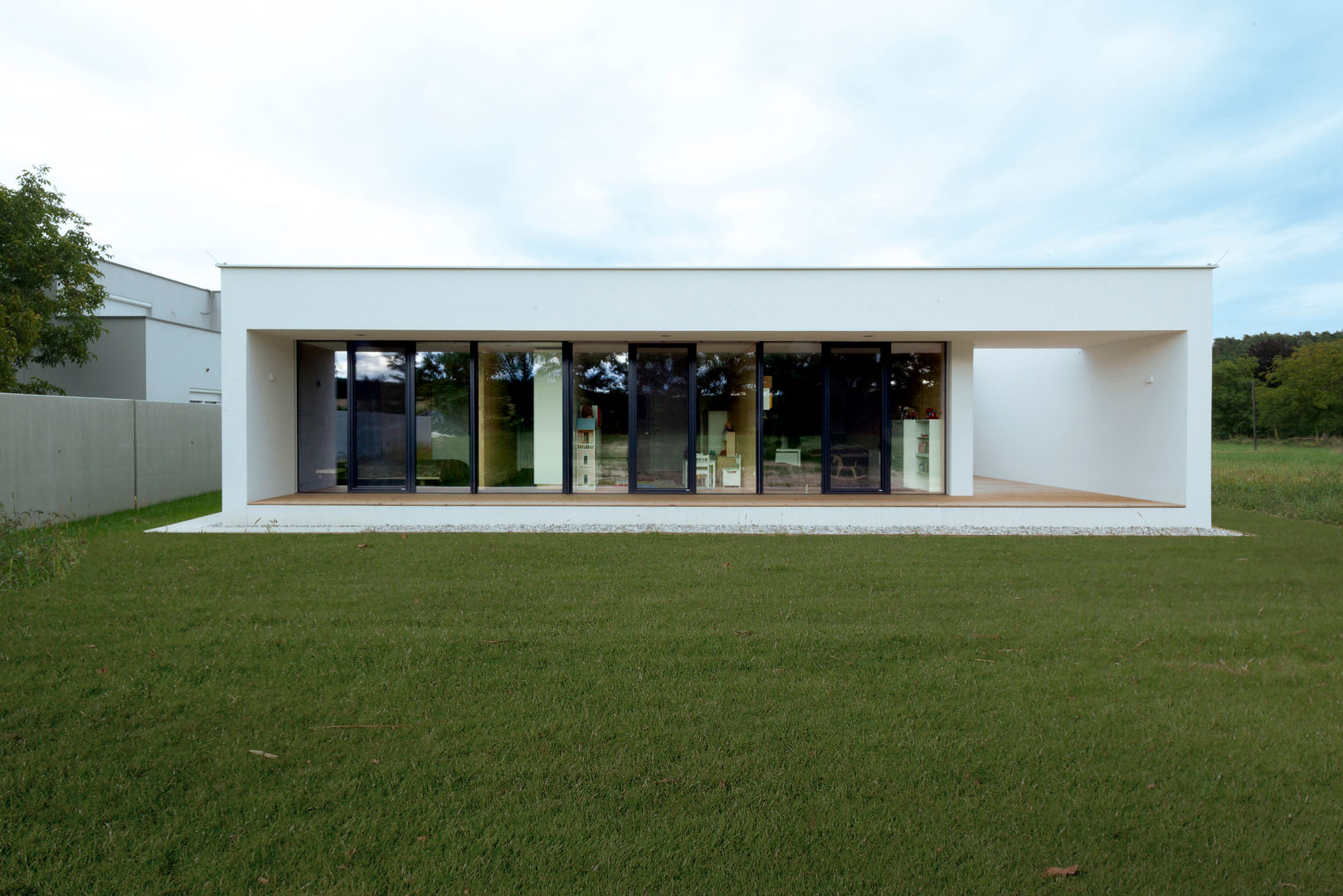 Moderner Bungalow mit Atrium, PASCHINGER ARCHITEKTEN ZT KG PASCHINGER ARCHITEKTEN ZT KG Casas modernas Madeira maciça Multicolor