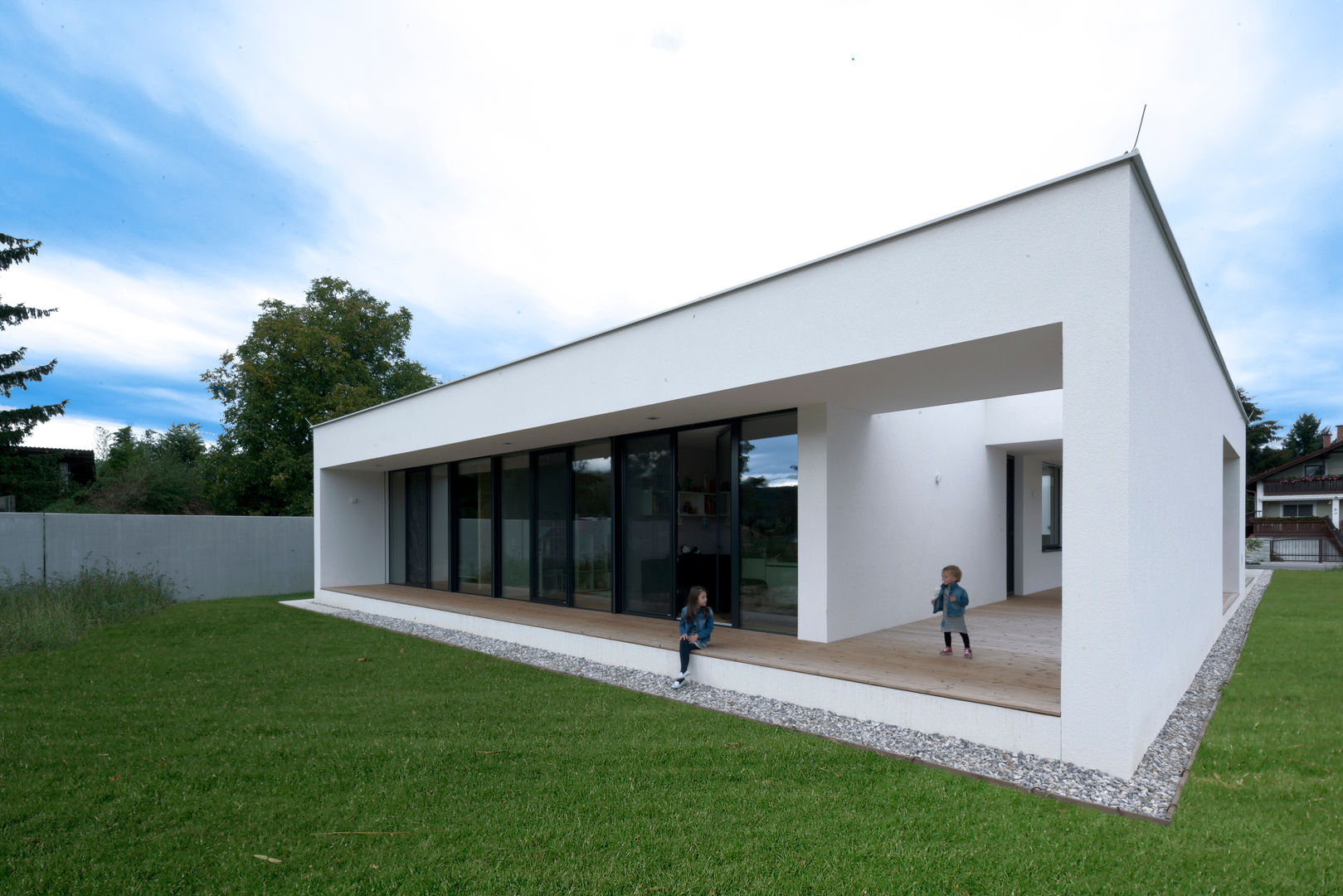 Moderner Bungalow mit Atrium, PASCHINGER ARCHITEKTEN ZT KG PASCHINGER ARCHITEKTEN ZT KG モダンな 家 無垢材 多色