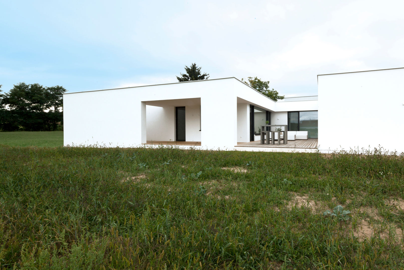 Moderner Bungalow mit Atrium, PASCHINGER ARCHITEKTEN ZT KG PASCHINGER ARCHITEKTEN ZT KG Moderne huizen Massief hout Bont