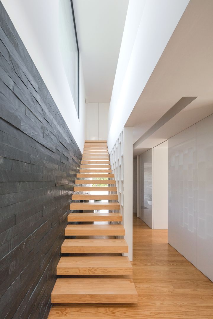 homify Minimalist corridor, hallway & stairs Wood Wood effect