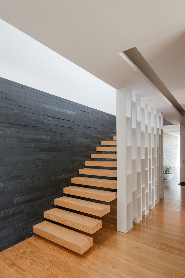 homify Minimalist corridor, hallway & stairs Wood Wood effect