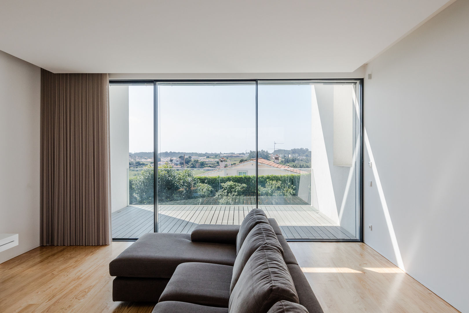 homify Minimalist living room