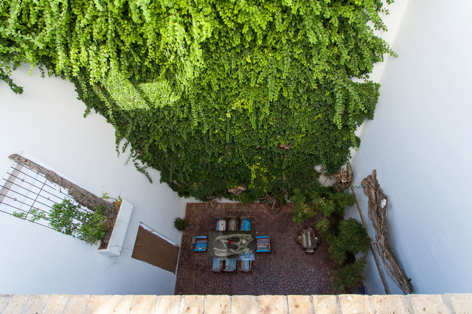 House of Shells by Ramón Castellanos. Sanlúcar de Barrameda, Cadiz, Spain. , Pablo Cousinou Pablo Cousinou Eclectische balkons, veranda's en terrassen