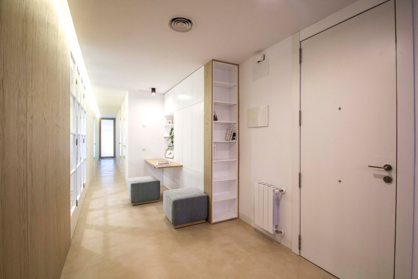 Despacho integrado en la zona de día DonateCaballero Arquitectos Estudios y despachos de estilo minimalista