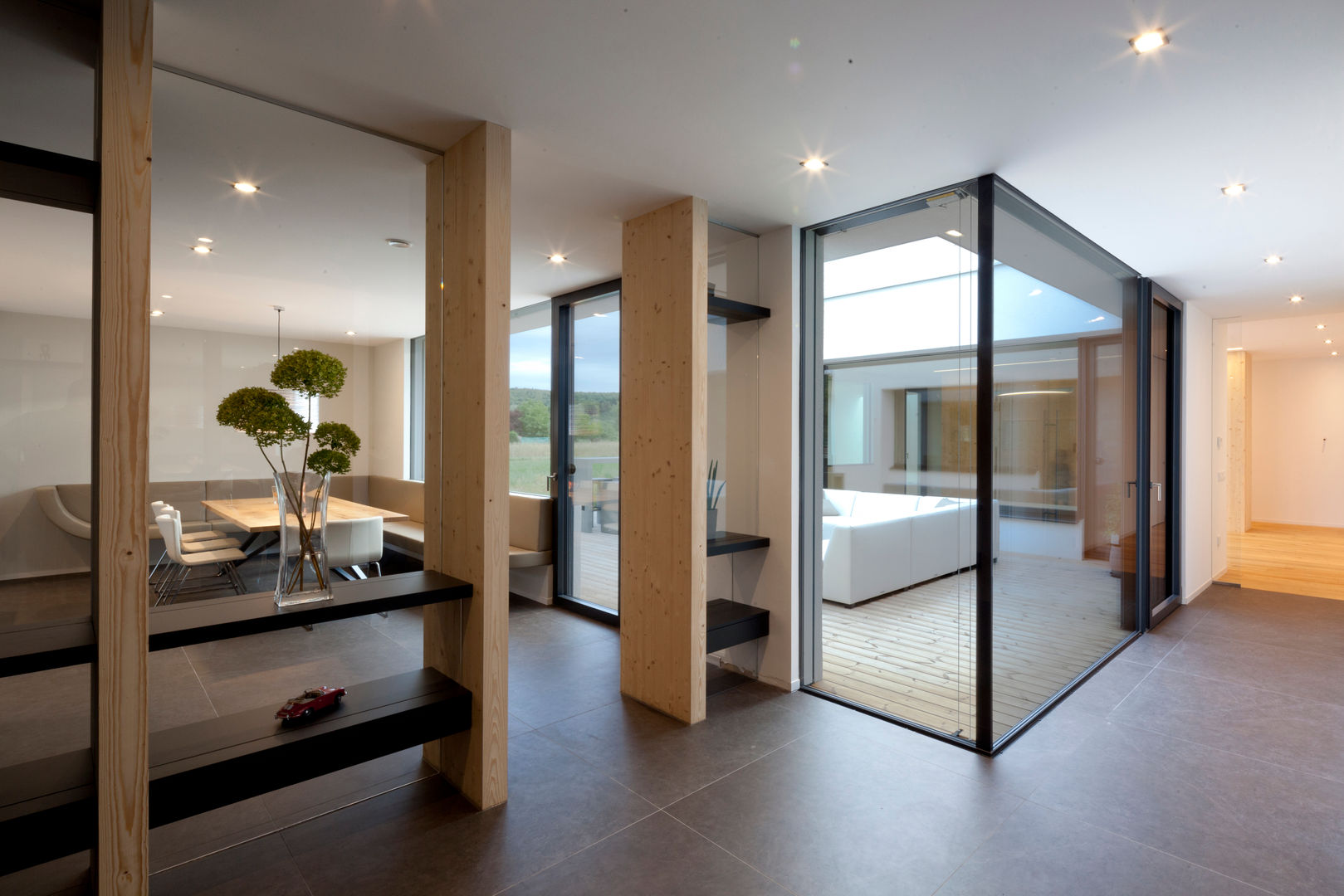 Moderner Bungalow mit Atrium, PASCHINGER ARCHITEKTEN ZT KG PASCHINGER ARCHITEKTEN ZT KG Modern corridor, hallway & stairs Glass