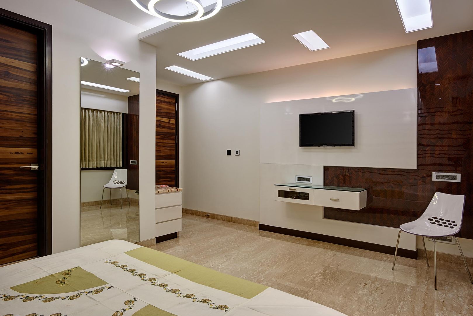 Apartment at Tirupur, Cubism Cubism モダンスタイルの寝室