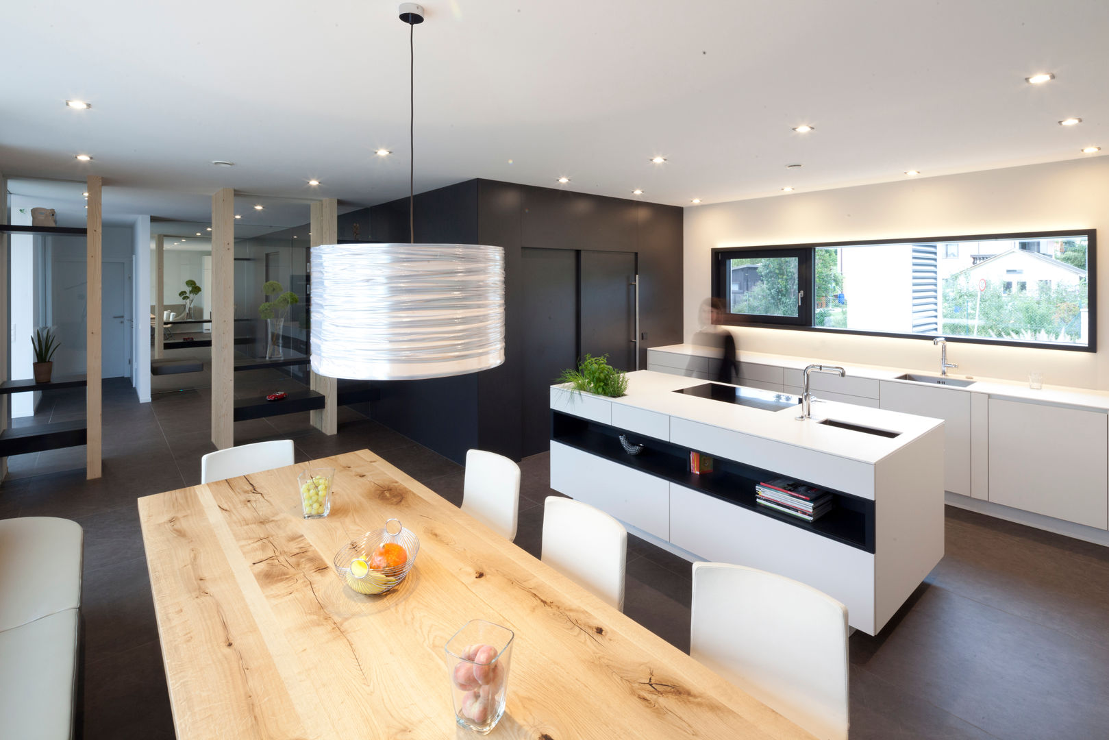 Moderner Bungalow mit Atrium, PASCHINGER ARCHITEKTEN ZT KG PASCHINGER ARCHITEKTEN ZT KG Modern kitchen MDF