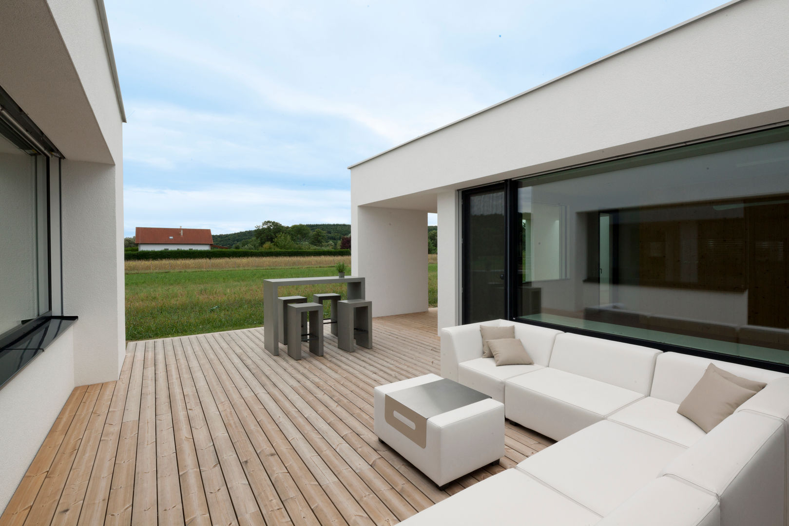 Moderner Bungalow mit Atrium, PASCHINGER ARCHITEKTEN ZT KG PASCHINGER ARCHITEKTEN ZT KG Terrace Solid Wood Multicolored