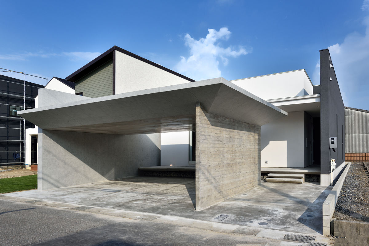 ガレージハウス×中庭のある平屋, Egawa Architectural Studio Egawa Architectural Studio Eclectische huizen
