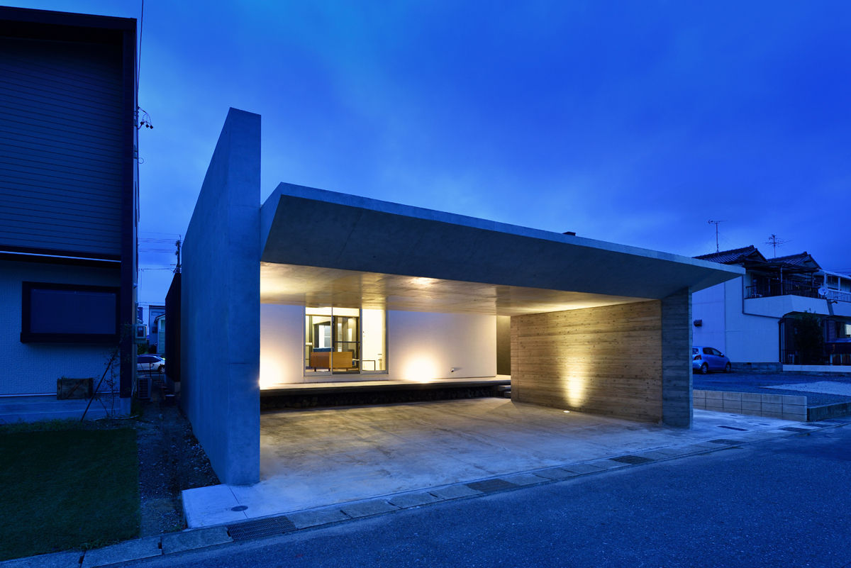 ガレージハウス×中庭のある平屋, Egawa Architectural Studio Egawa Architectural Studio Casas de estilo ecléctico
