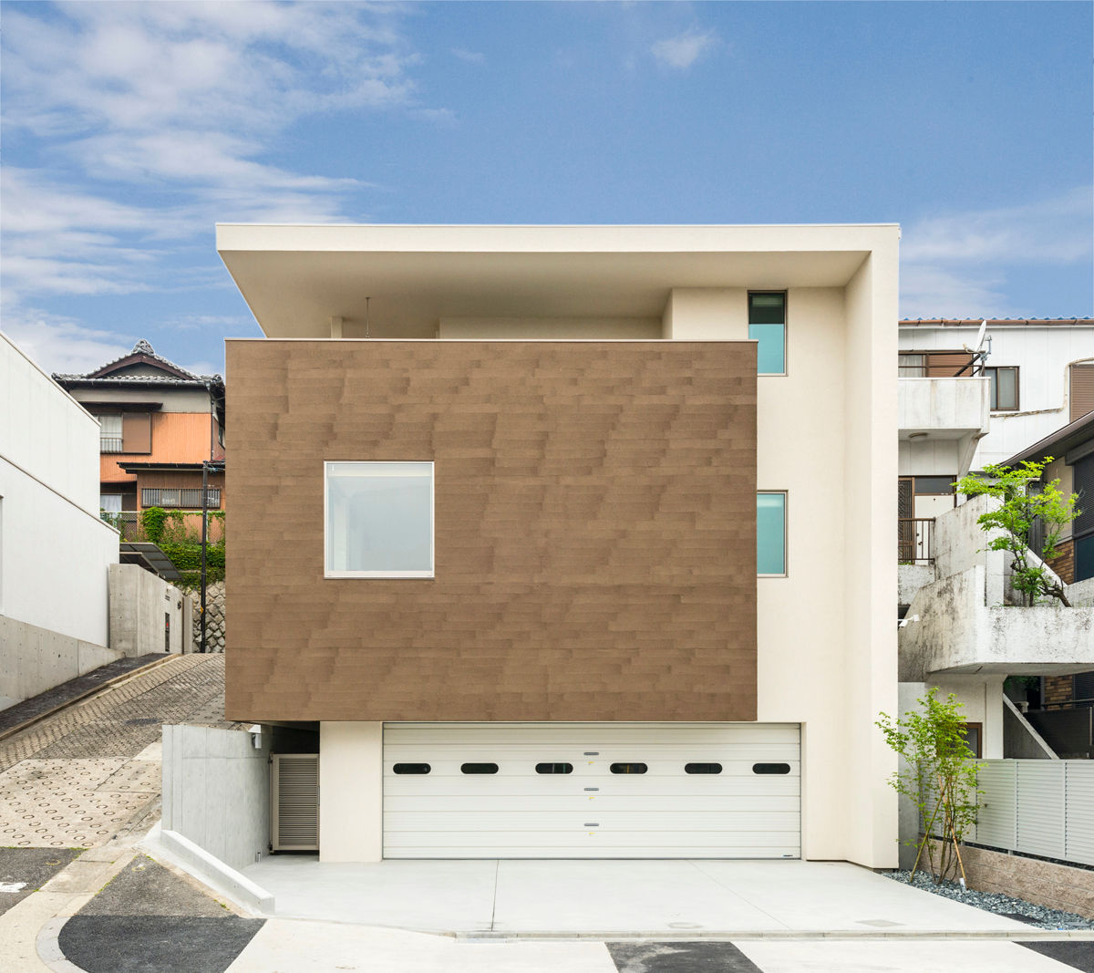 傾斜地に建つ家, Egawa Architectural Studio Egawa Architectural Studio Ausgefallene Häuser