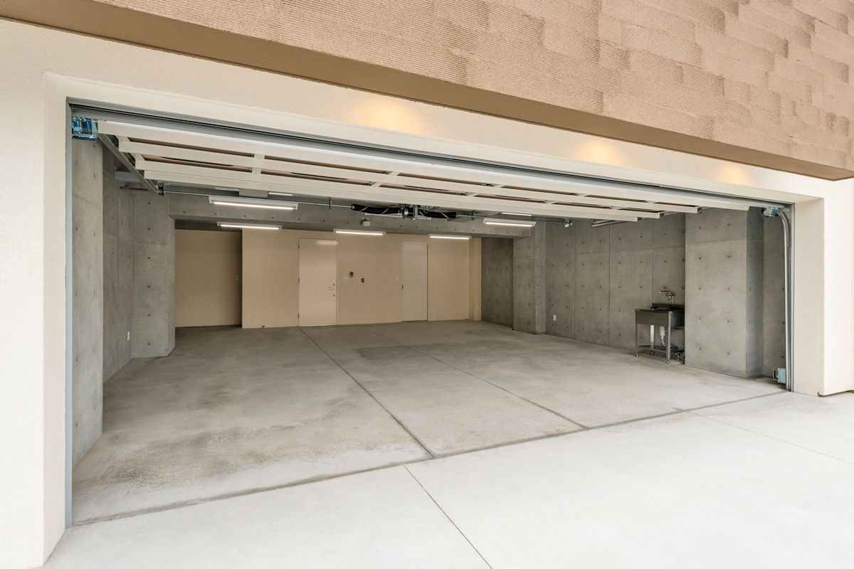 傾斜地に建つ家, Egawa Architectural Studio Egawa Architectural Studio Garage / Hangar originaux