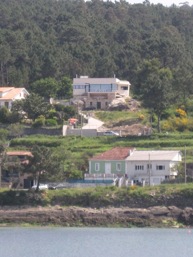 Vista desde la playa MIGUEL VARELA DE UGARTE, ARQUITECTO Casas modernas: Ideas, diseños y decoración