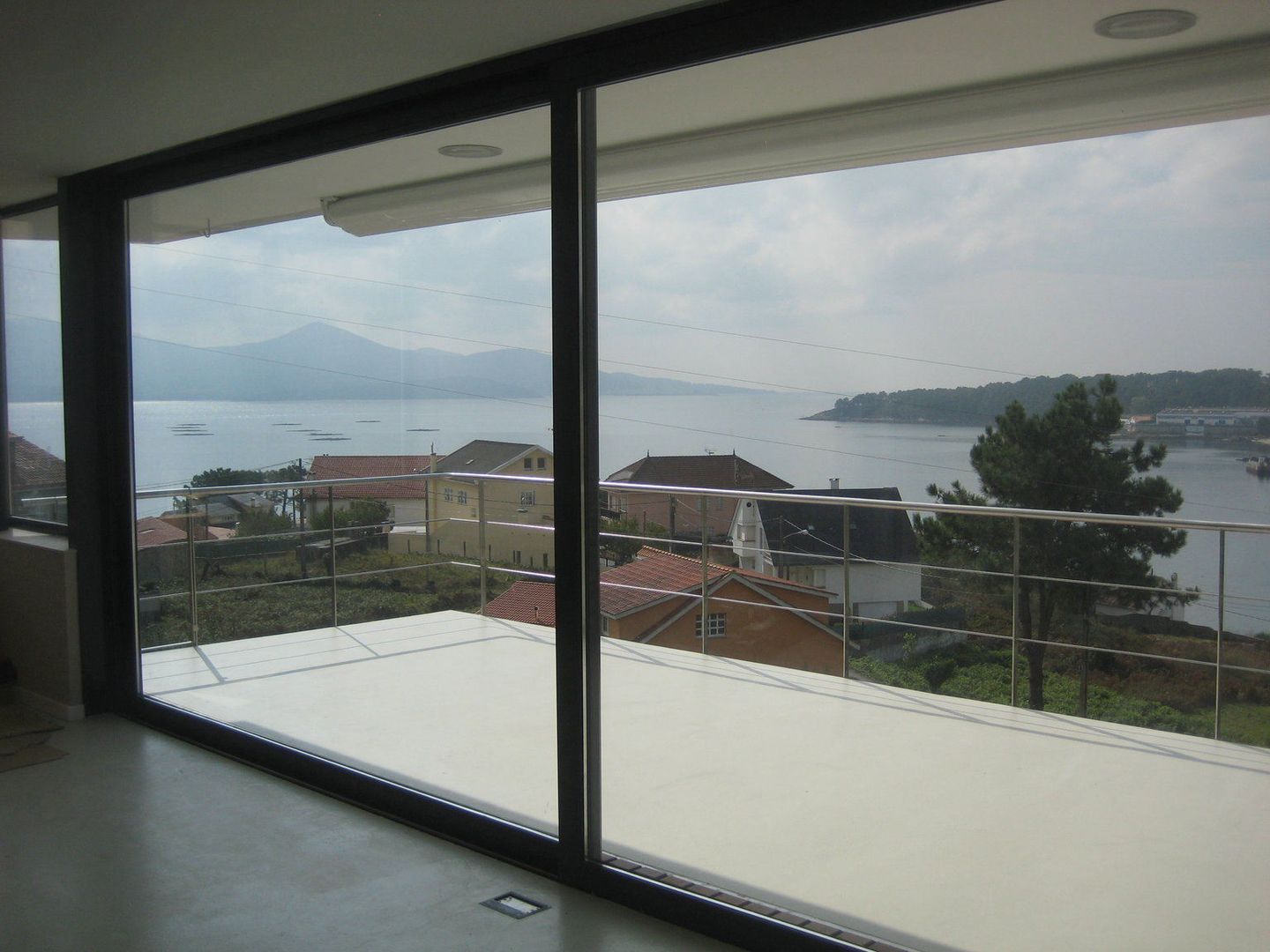 Vista de la ensenada desde la sala de estar MIGUEL VARELA DE UGARTE, ARQUITECTO Salas de estilo moderno