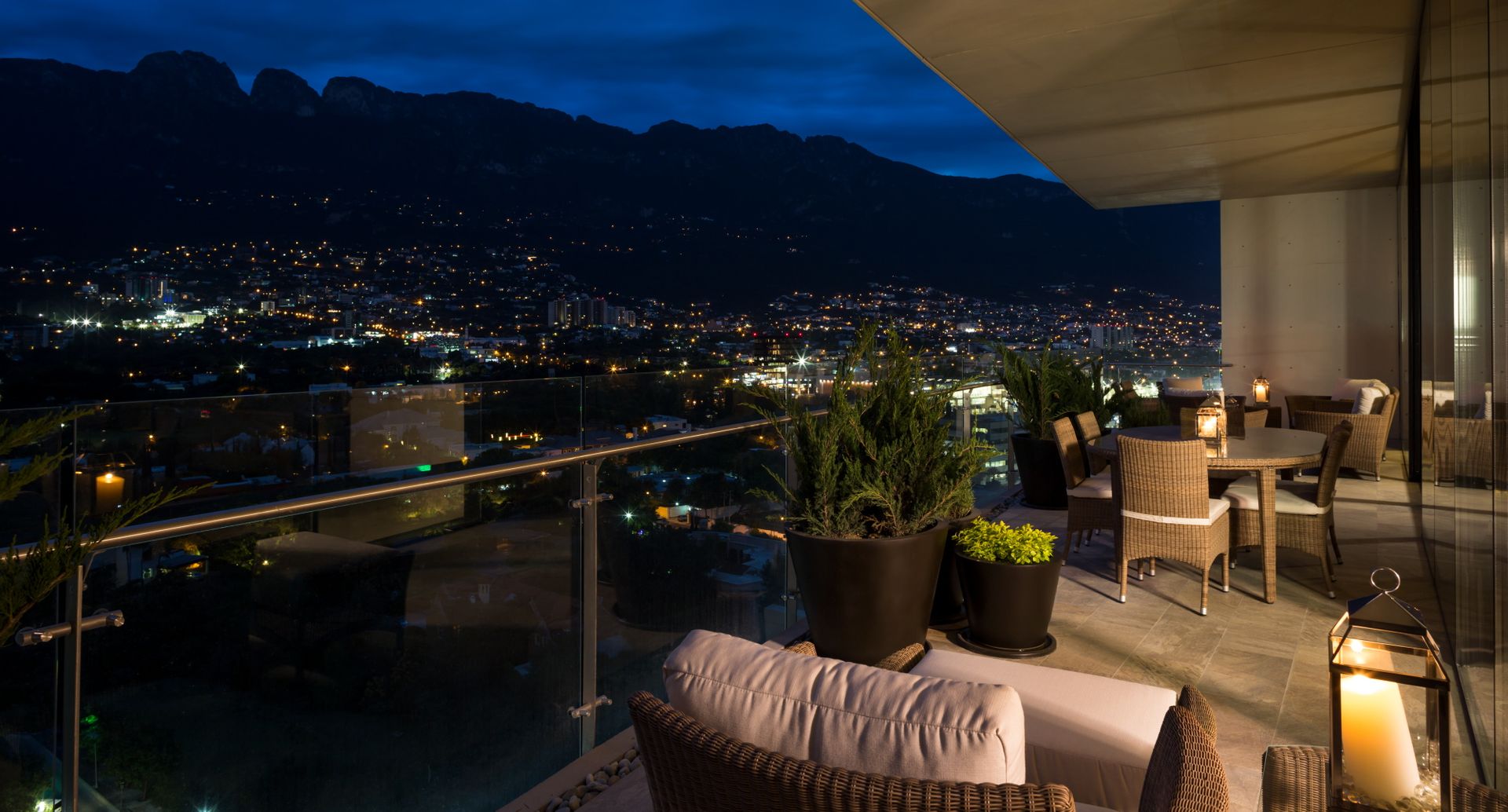 DEPARTAMENTO PUNTO CENTRAL, Rousseau Arquitectos Rousseau Arquitectos Balcone, Veranda & Terrazza in stile moderno