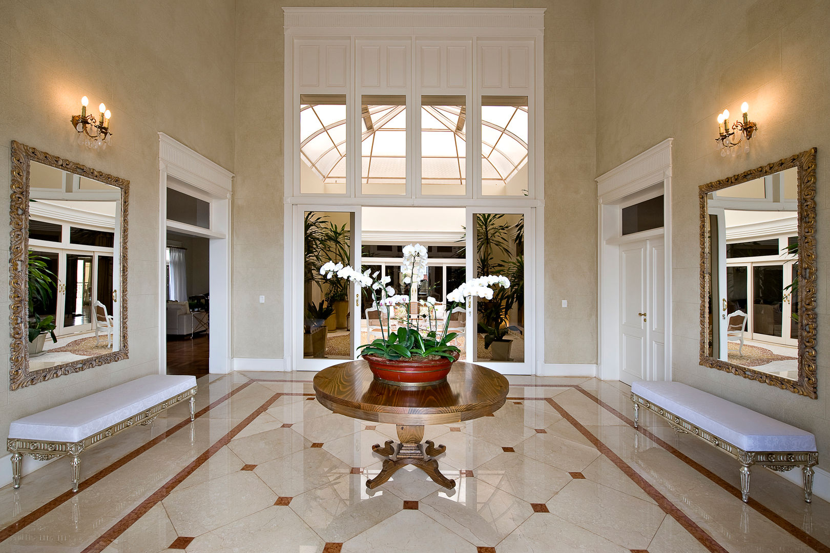 Casa no interior, Two Design Two Design Classic style corridor, hallway and stairs