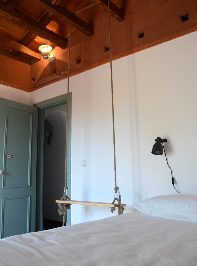 LÁ-FORA, CÁ-DENTRO, POLIGONO POLIGONO Rustic style bedroom