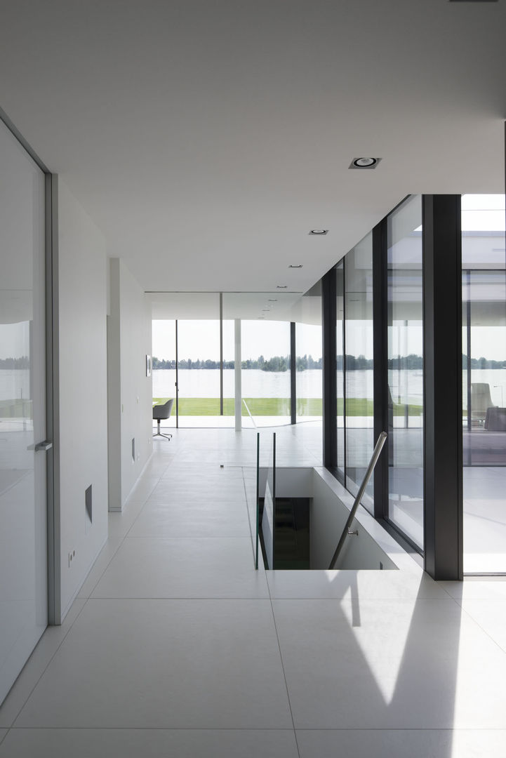 “G-house, villa met gastenverblijf aan de Reeuwijkse Plas” , Lab32 architecten Lab32 architecten Pasillos, vestíbulos y escaleras de estilo moderno