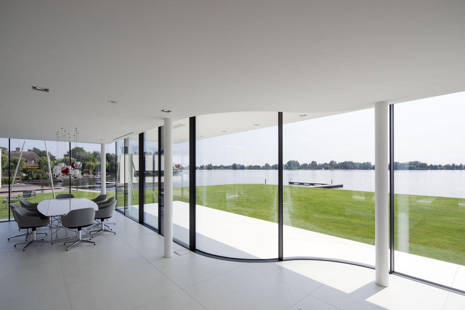 “G-house, villa met gastenverblijf aan de Reeuwijkse Plas” , Lab32 architecten Lab32 architecten Hiên, sân thượng phong cách hiện đại