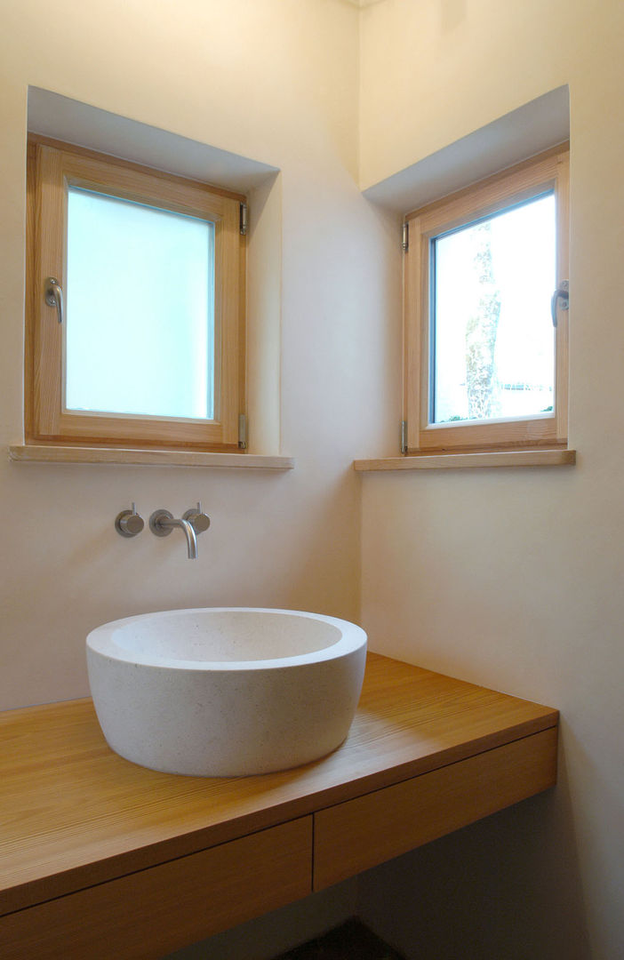 EFH in Oberbayern, em Architekten GmbH em Architekten GmbH Country style bathrooms