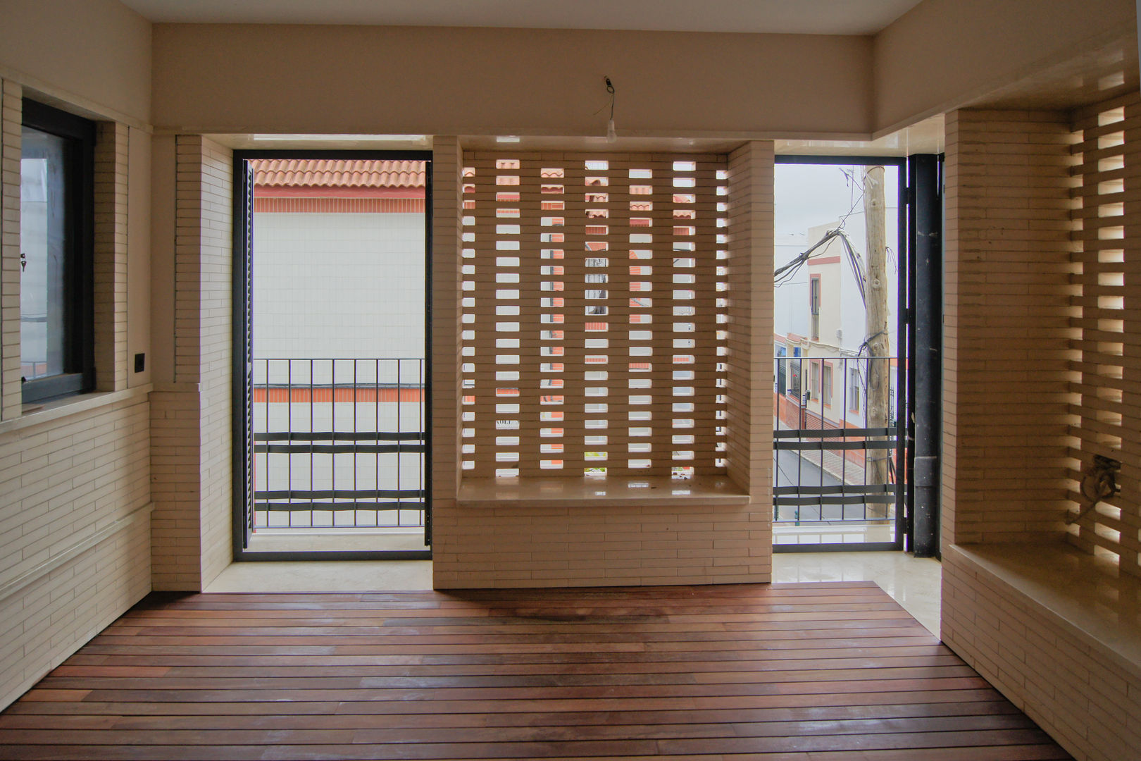 Terrace and lattices. Alberto Millán Arquitecto Mediterranean style balcony, veranda & terrace Bricks