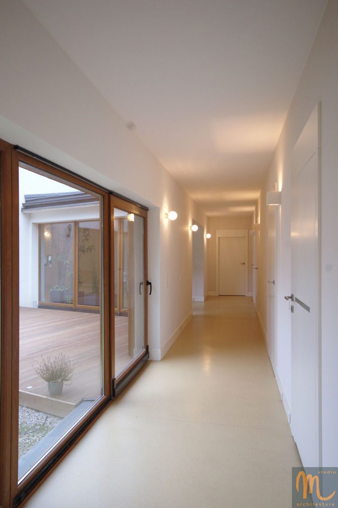 TAM GDZIE ŻYJE ŁOŚ, studio m Katarzyna Kosieradzka studio m Katarzyna Kosieradzka Modern Corridor, Hallway and Staircase