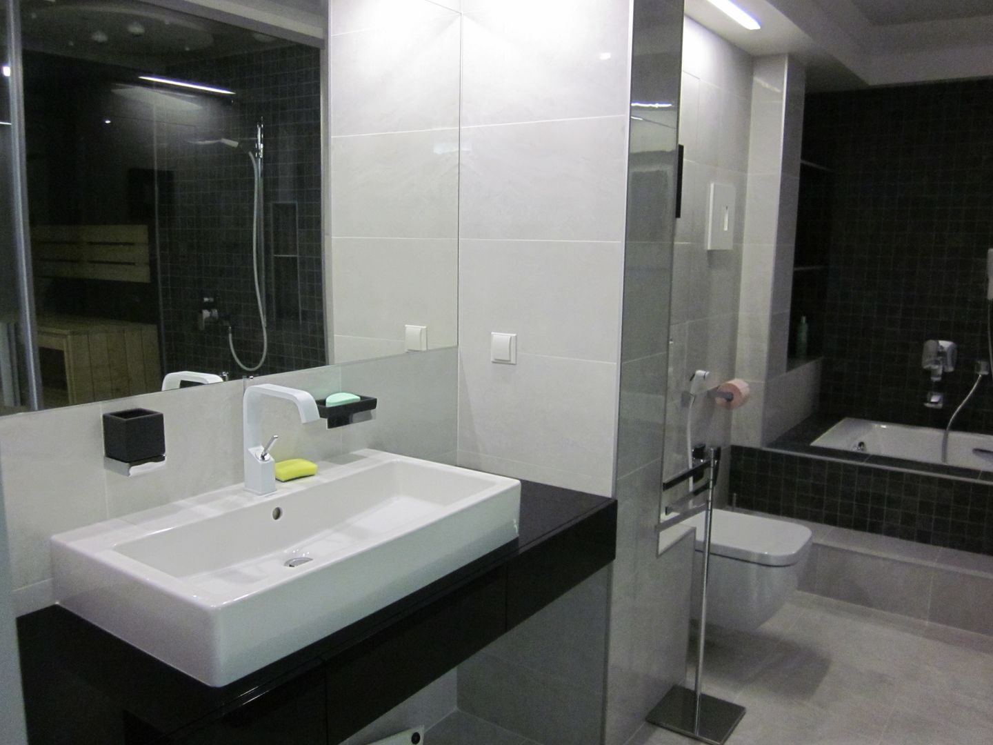 "контемпорари" в интерьере , ann-ulya ann-ulya Phòng tắm phong cách tối giản