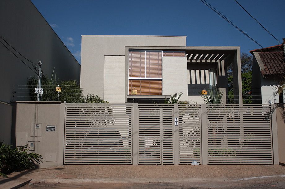 Casa L. Anápolis, GO. 2010., FAGM Arquitetos FAGM Arquitetos منازل