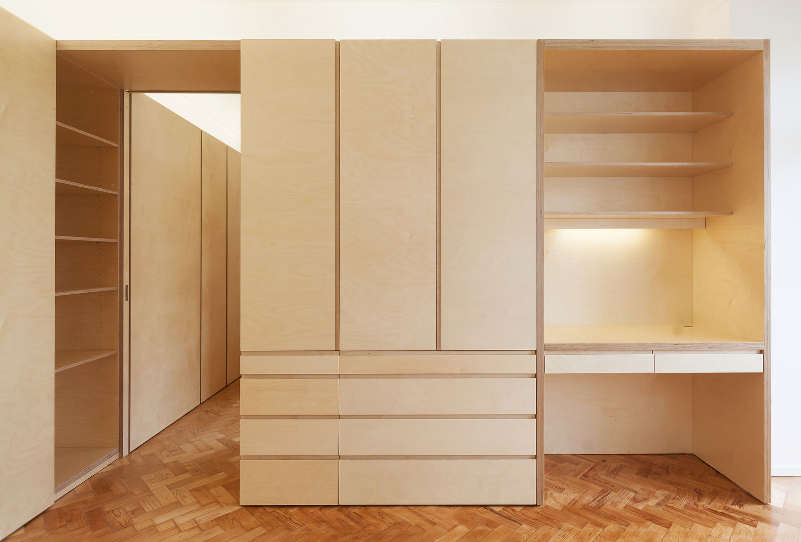 Casa das Estacas, atelier Rua - Arquitectos atelier Rua - Arquitectos Modern dressing room