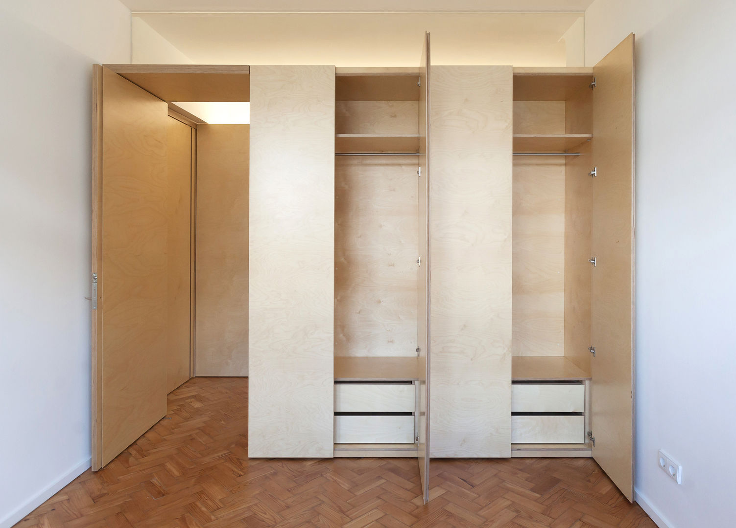 Casa das Estacas, atelier Rua - Arquitectos atelier Rua - Arquitectos Closets de estilo moderno