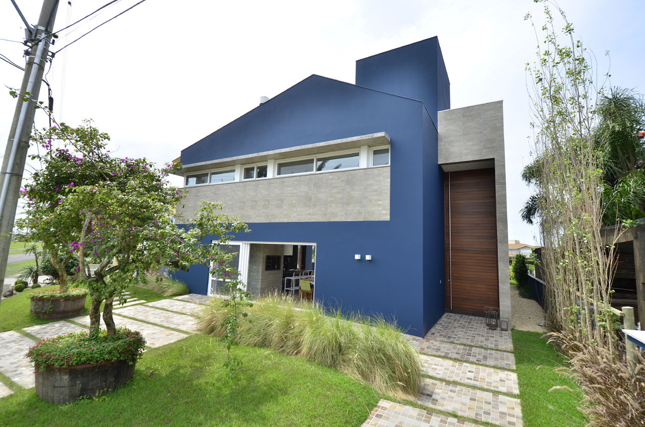 A CASA AZUL, HECHER YLLANA ARQUITETOS HECHER YLLANA ARQUITETOS モダンな 家