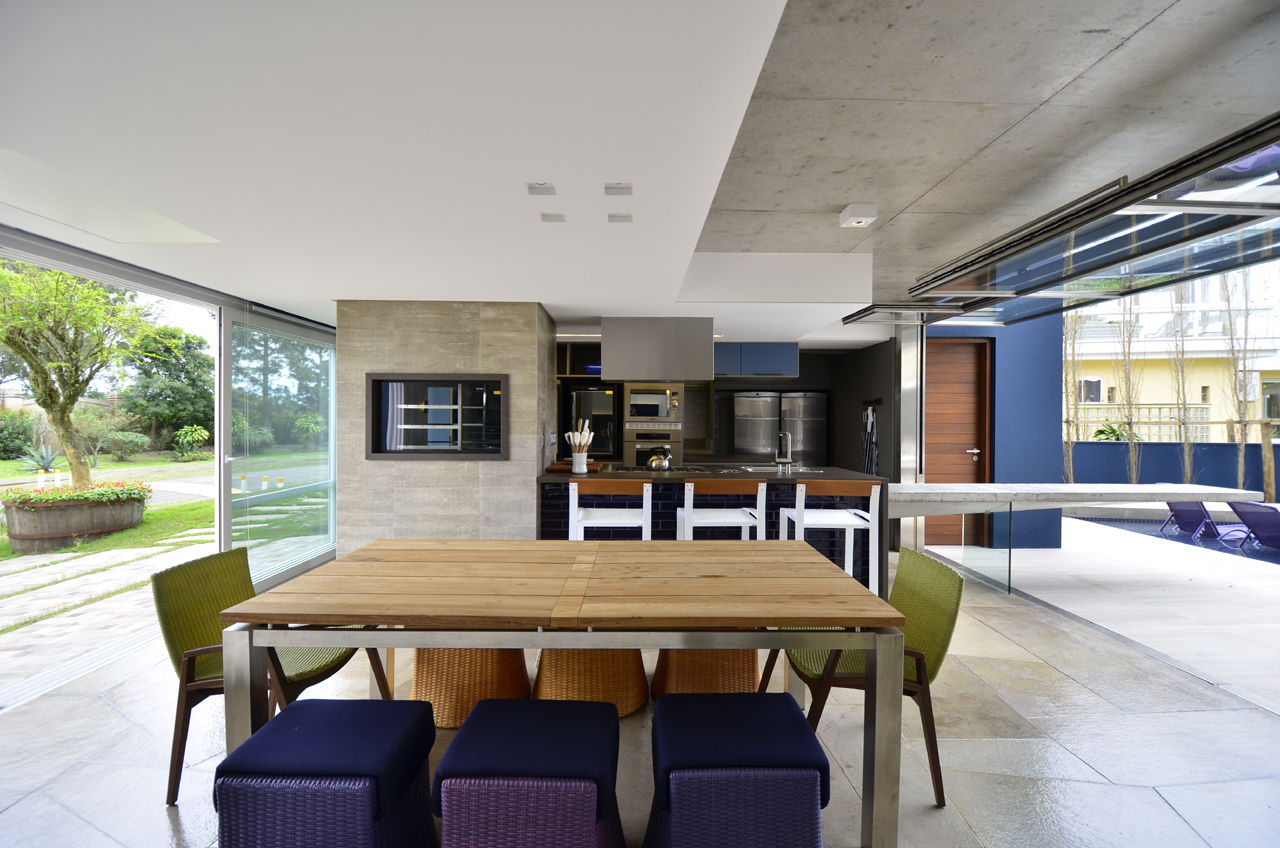 A CASA AZUL, HECHER YLLANA ARQUITETOS HECHER YLLANA ARQUITETOS ห้องทานข้าว