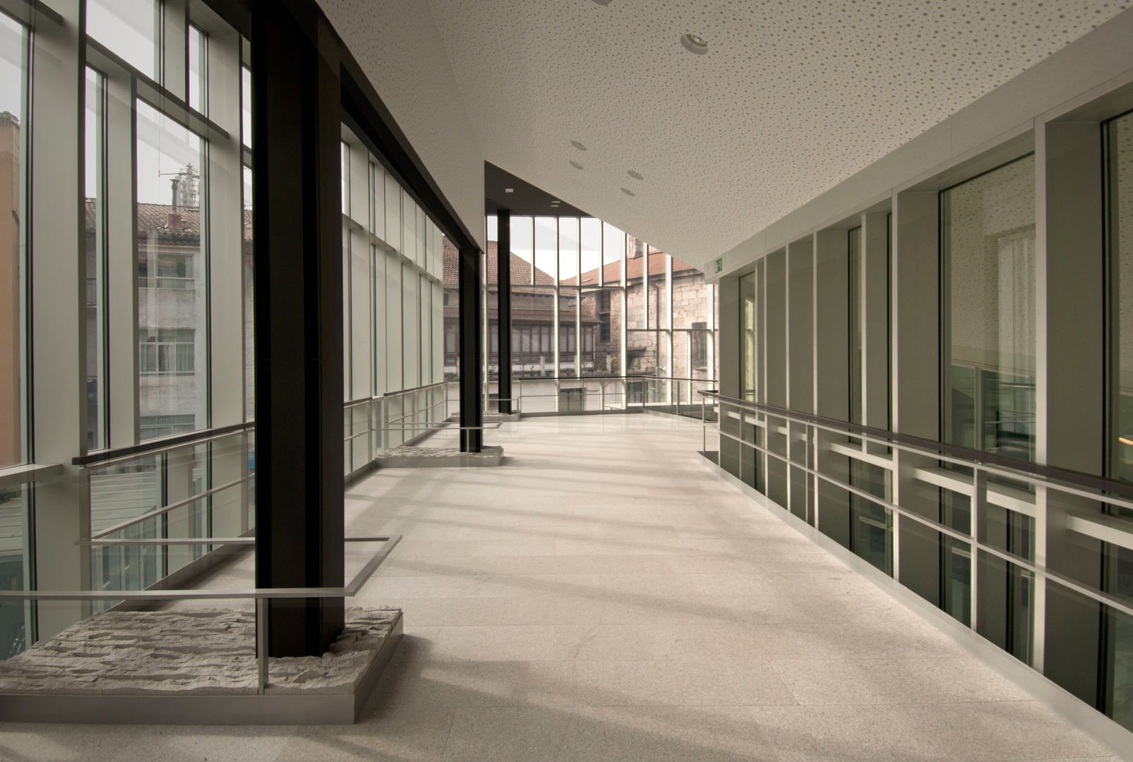 homify Modern Corridor, Hallway and Staircase Aluminium/Zinc
