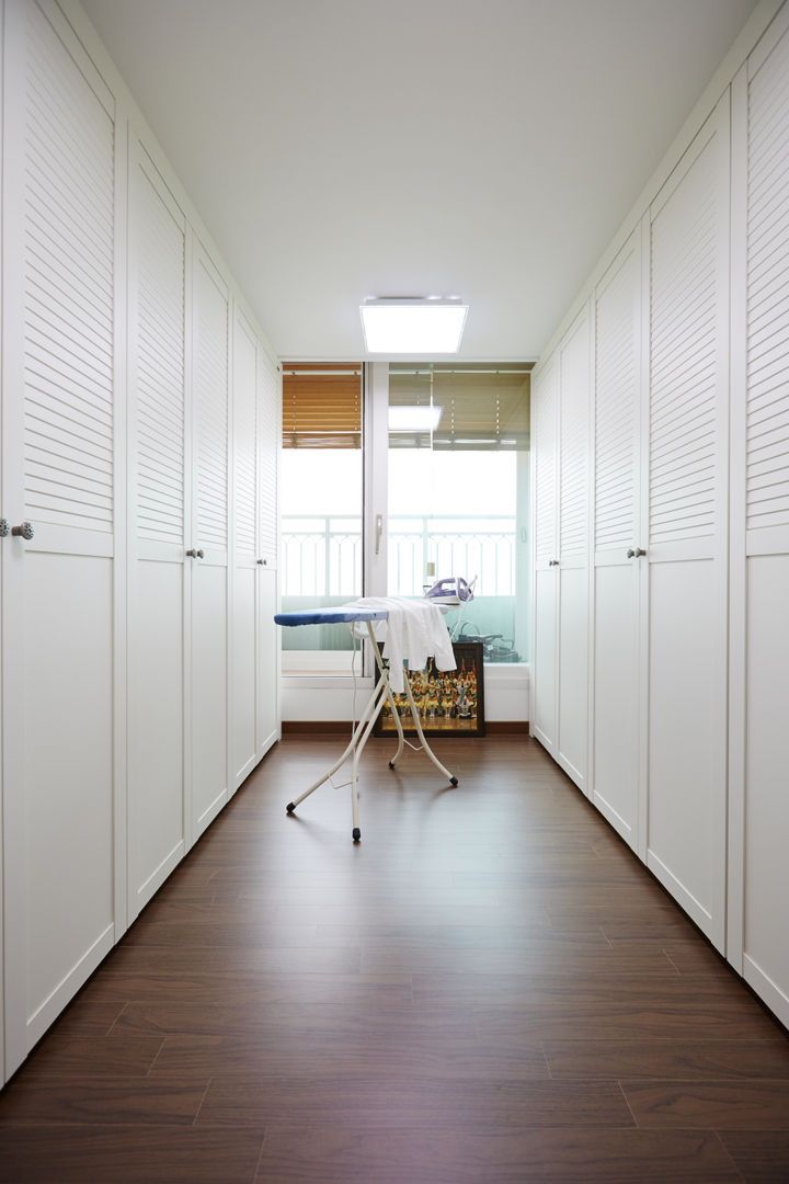 homify Modern Dressing Room