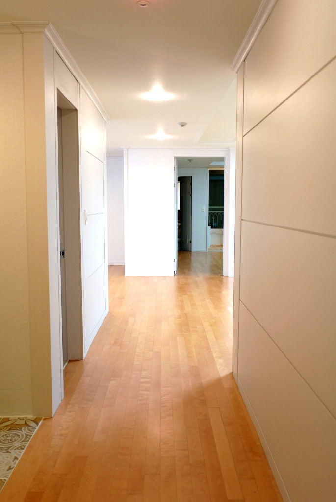 homify Corredores, halls e escadas modernos