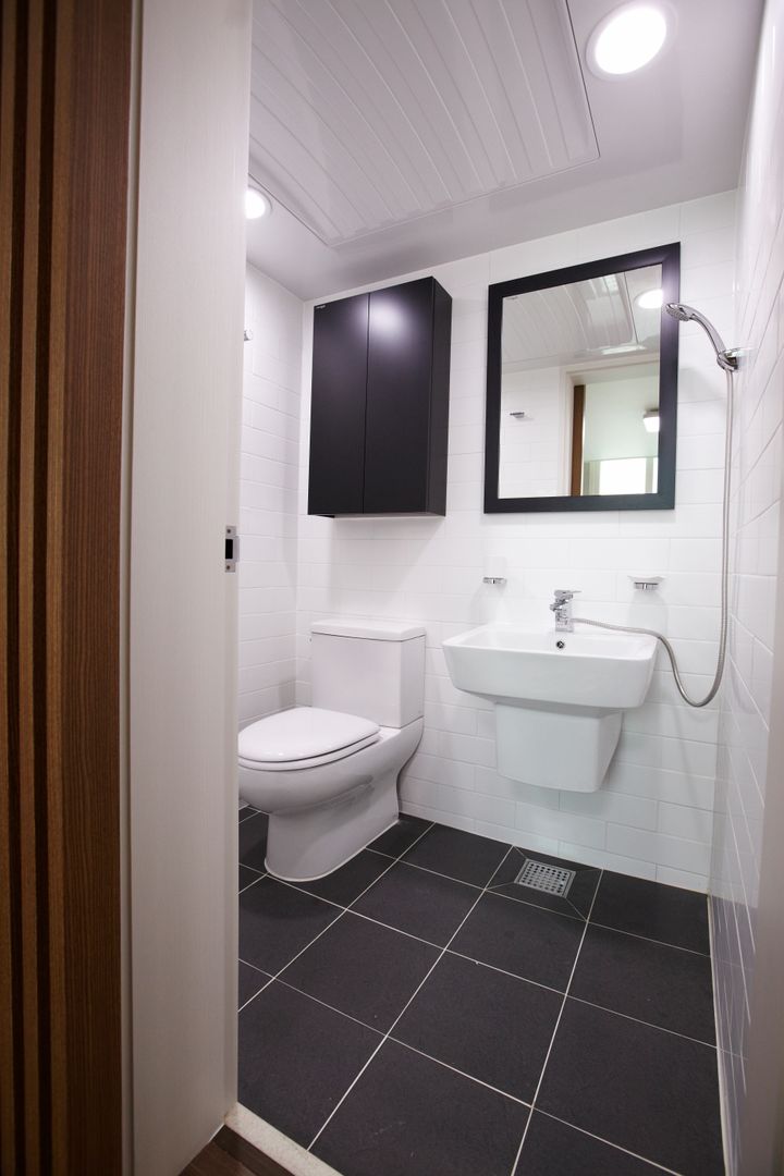 homify Modern Banyo