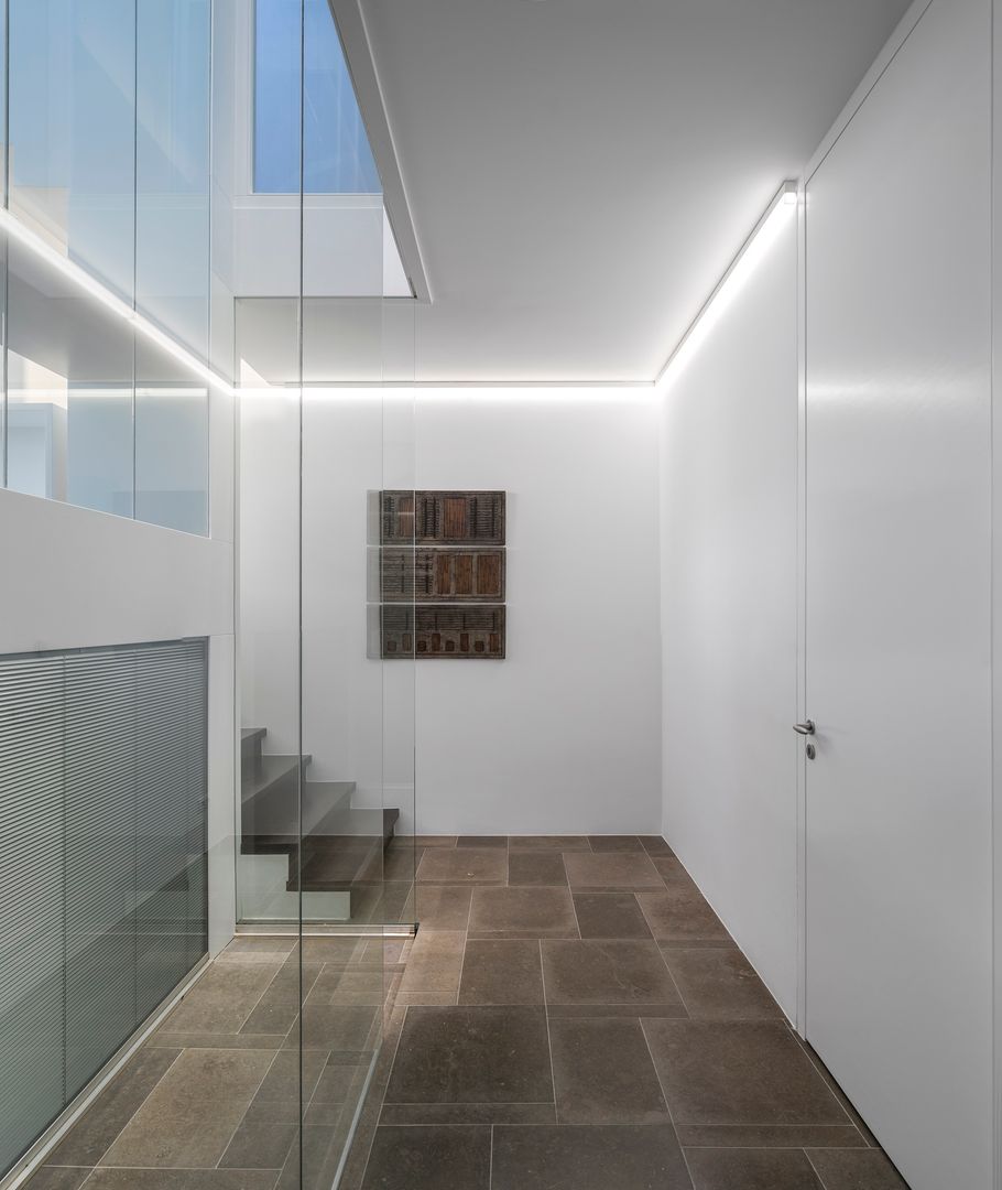 CASA 103, MARLENE ULDSCHMIDT Architects Studio MARLENE ULDSCHMIDT Architects Studio Modern corridor, hallway & stairs