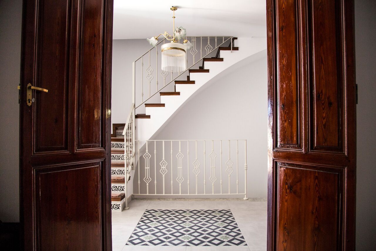 Casa Jaume I, R22 ARQUITECTES. Pere Joan Pons R22 ARQUITECTES. Pere Joan Pons Classic style corridor, hallway and stairs