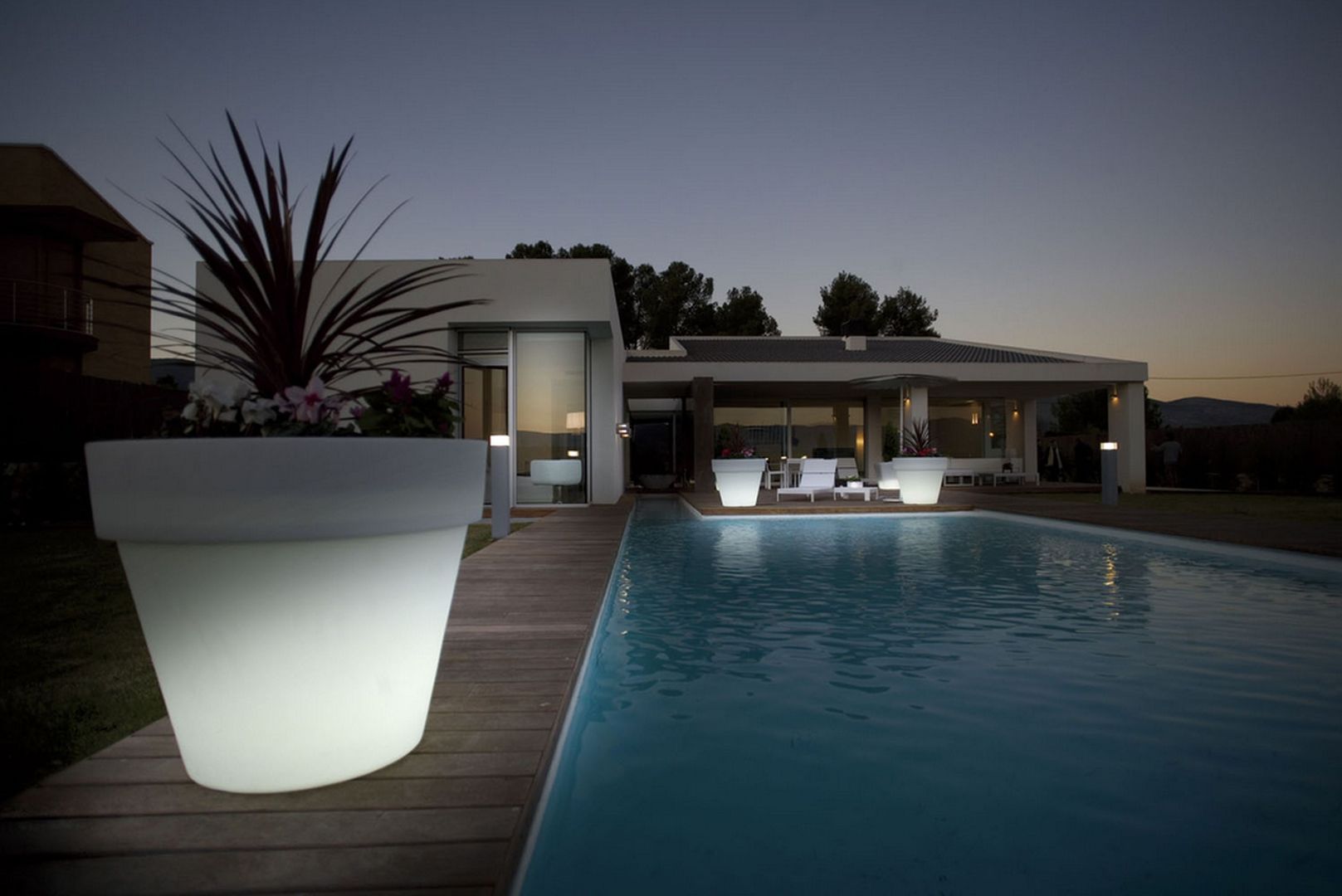 Cuatro formas de iluminar espacios de exterior. , Griscan diseño iluminación Griscan diseño iluminación Kolam Renang Pool