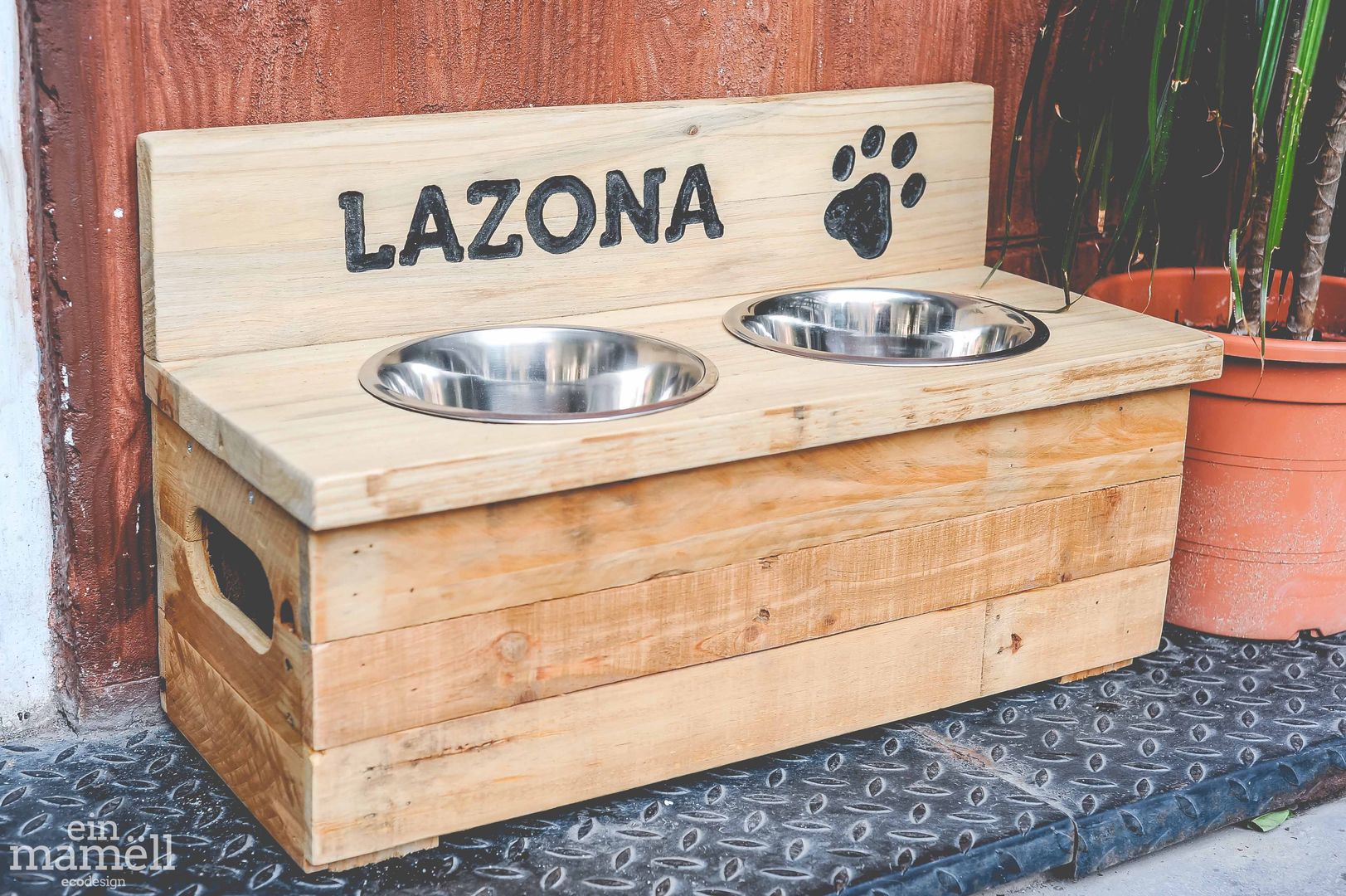 Una Doggie Bar en madera de palets que cuida la salud de tu mascota, Ein Mamëll Ein Mamëll Інші кімнати Дерево Дерев'яні Аксесуари для домашніх тварин