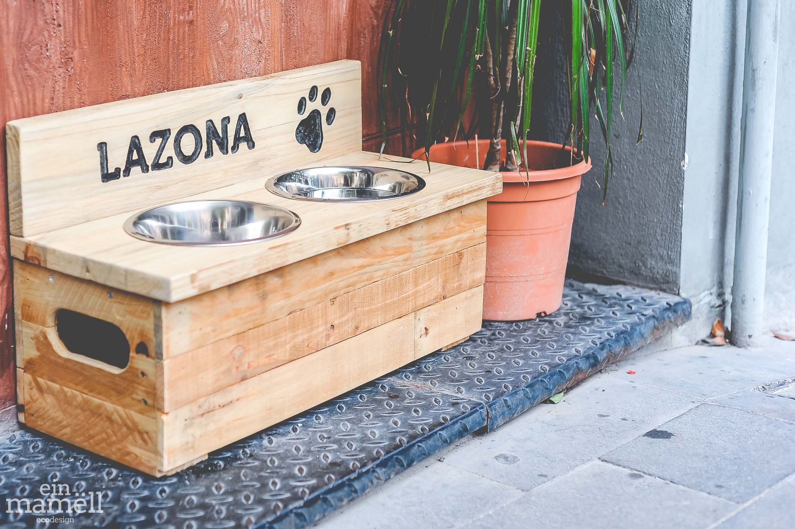 Una Doggie Bar en madera de palets que cuida la salud de tu mascota, Ein Mamëll Ein Mamëll Otros espacios Madera Acabado en madera Accesorios para los animales