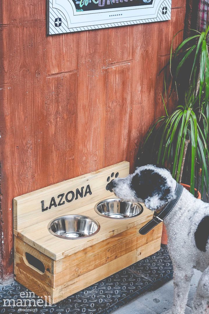 Una Doggie Bar en madera de palets que cuida la salud de tu mascota, Ein Mamëll Ein Mamëll Інші кімнати Дерево Дерев'яні Аксесуари для домашніх тварин