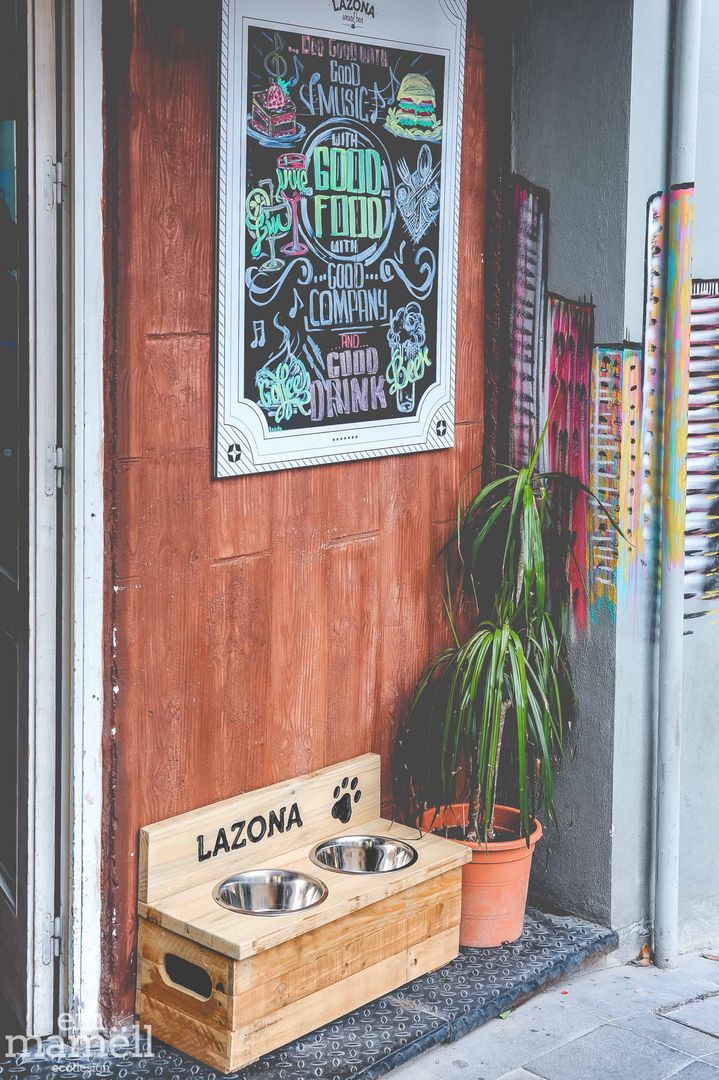 Una Doggie Bar en madera de palets que cuida la salud de tu mascota, Ein Mamëll Ein Mamëll Otros espacios Madera Acabado en madera Accesorios para animales