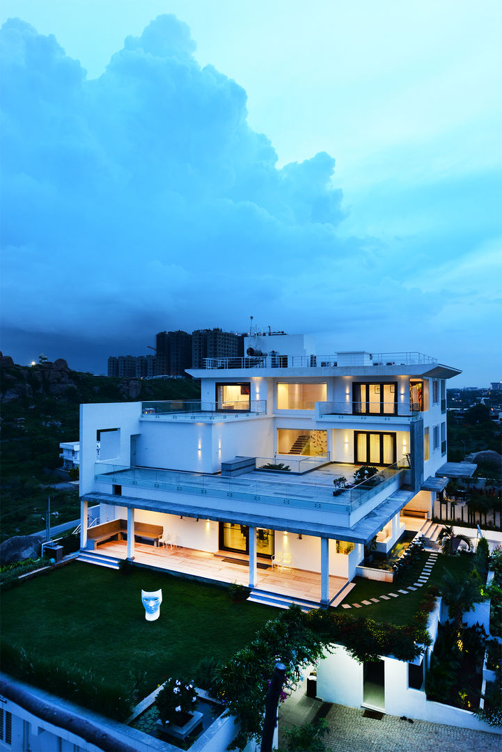 Residential Bungalow, NA ARCHITECTS NA ARCHITECTS Modern houses Cloud,Sky,Building,Window,Blue,Azure,Tree,Body of water,House,Residential area