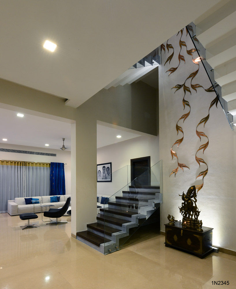 Residential Bungalow, NA ARCHITECTS NA ARCHITECTS Modern corridor, hallway & stairs