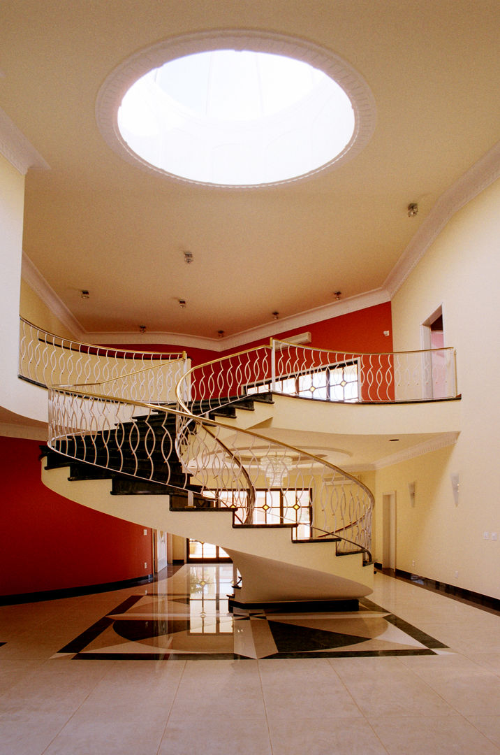 Residencia Ribeirão Preto , Luciano Esteves Arquitetura e Design Luciano Esteves Arquitetura e Design Pasillos, vestíbulos y escaleras clásicas