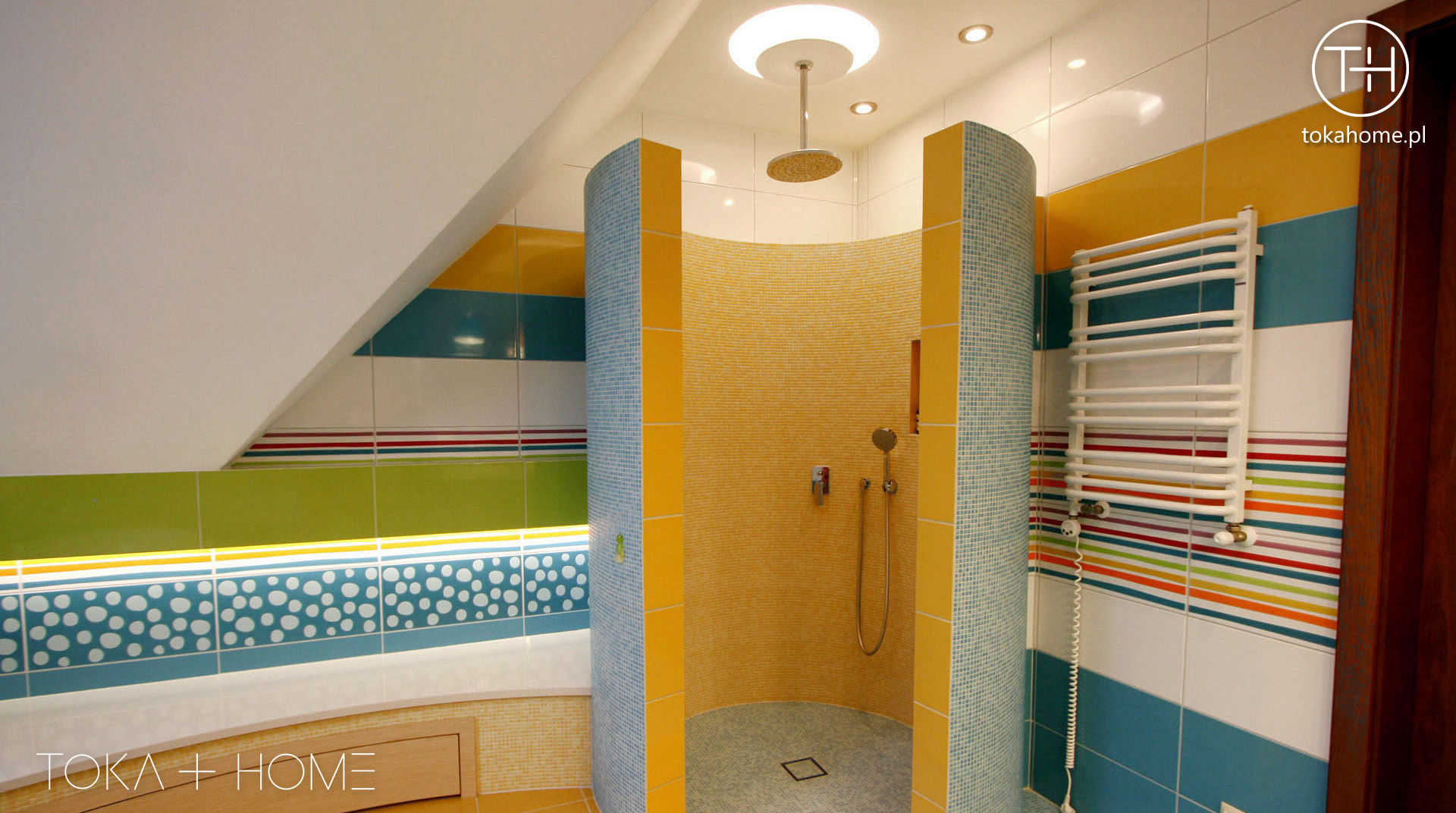 Zaczarowany świat - łazienka dla dzieci, TOKA + HOME TOKA + HOME Modern bathroom Ceramic Multicolored