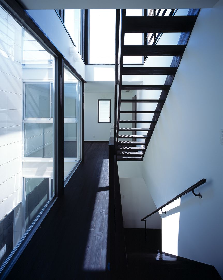 H HOUSE in hiroshima, 有限会社アルキプラス建築事務所 有限会社アルキプラス建築事務所 Modern corridor, hallway & stairs Iron/Steel