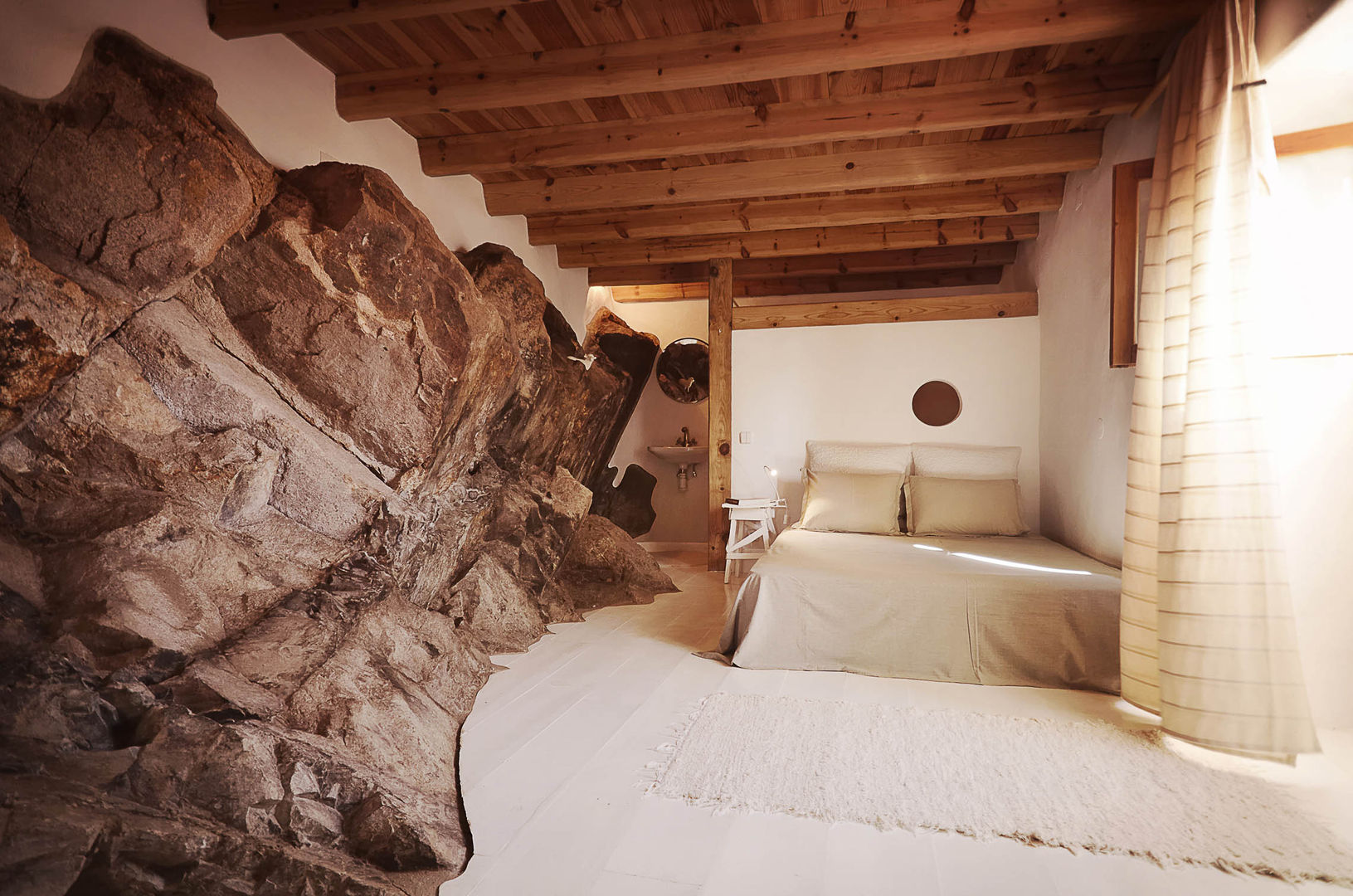 CASA EM FORMA DE ABRAÇO , pedro quintela studio pedro quintela studio ห้องนอน หิน